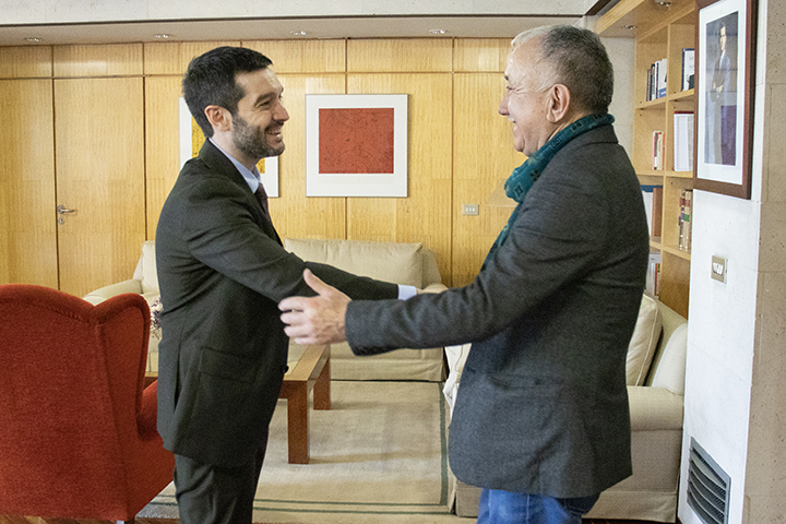 Pablo Bustinduy y Pepe Álvarez se saludan en el despacho del ministro