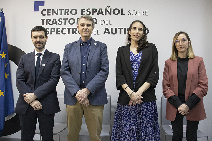Pablo Bustinduy con el equipo del Centro Español de Autismo