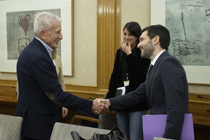 Pablo Bustinduy saluda al presidente de Cáritas España, Manuel Bretón