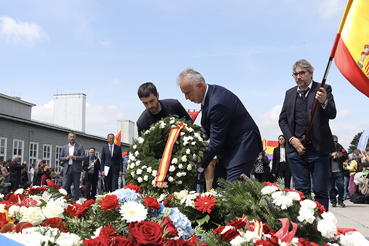 Ángel Víctor Torres y Pablo Bustinduy depositan una corona de flores en el memorial a las víctimas en Mauthausen
