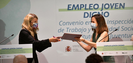 La ministra Ione Belarra y la vicepresidenta Yolanda Díaz en la firma del convenio entre la Inspección de Trabajo y Seguridad Social y el INJUVE
